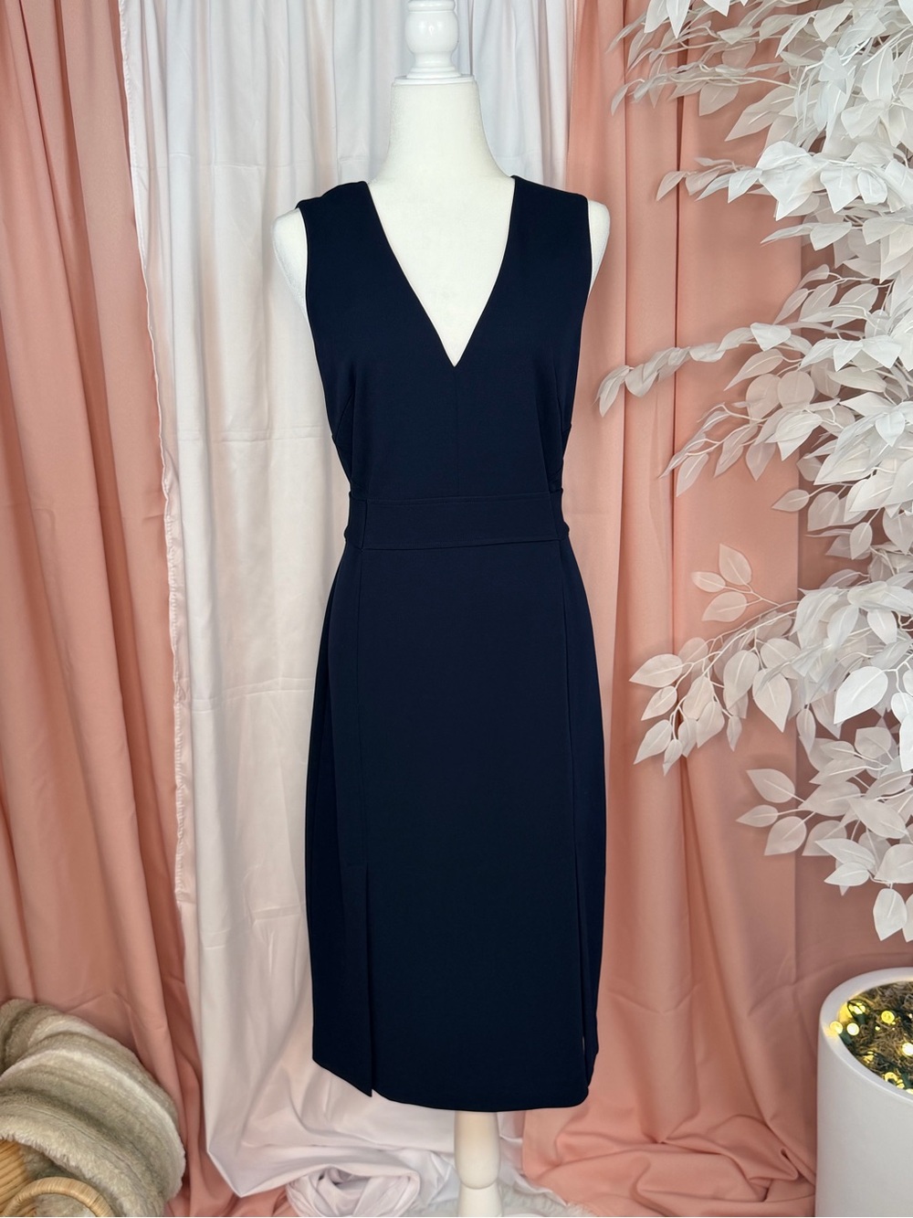 Vince Camuto Navy Sleeveless V-Neck Sheath Dress